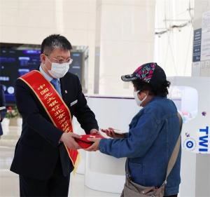 中国光大银行北京分行开展行长当大堂经理活动